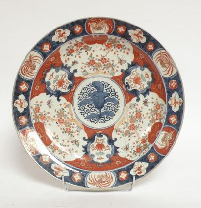 null Important PLAT en porcelaine Imari à décor floral rouge et bleu, l'aile sur...