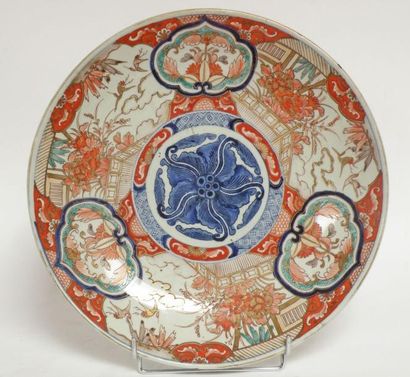 null Important PLAT en porcelaine Imari à décor floral rouge et bleu, à dominante...