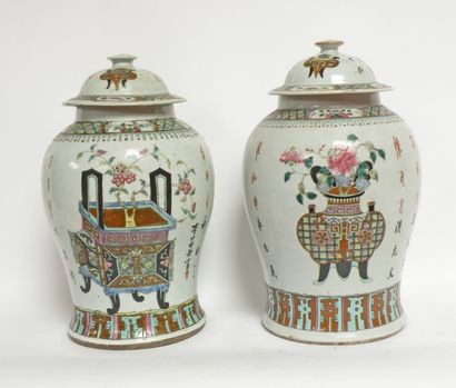 null Paire de POTS couverts en porcelaine de Chine inspiré de la Famille rose à décor...