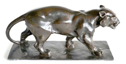 null Ecole vers 1920-30. Tigre marchant. Bronze à patine brune. L. 35 cm