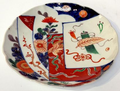 null ASSIETTE en porcelaine de type Imari. Japon fin XIXe.