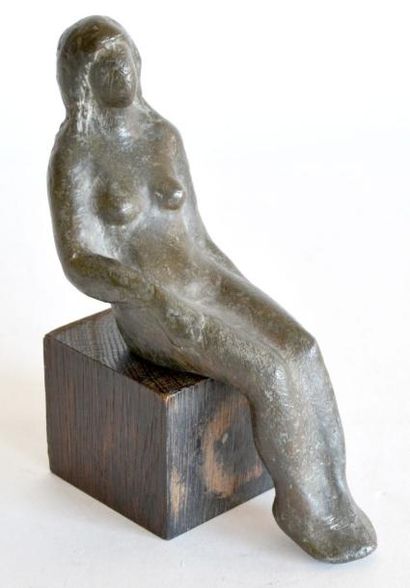 null KOTEK, XXe. Femme assise. Etain patiné brun, signé. H. 21 cm