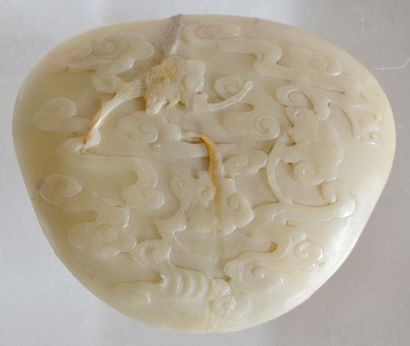 null PLAQUE de JADE brun vert, sculpté de chauve-souris parmi des nuages. Chine....