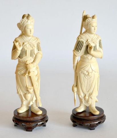 null Paire de GUERRIERS en ivoire sculpté. Chine vers 1930. H. 25 cm