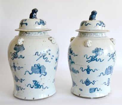 null Paire d'importants VASES couverts en porcelaine de Chine à décor Bleu et Blanc...