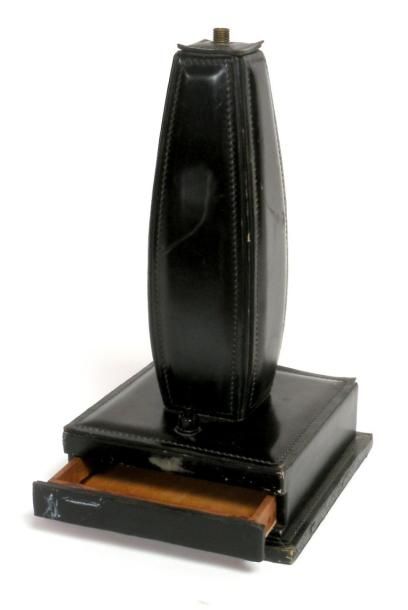 null Jacques ADNET (1900-1984) PIED de LAMPE de BUREAU en cuir noir cousu sellier,...