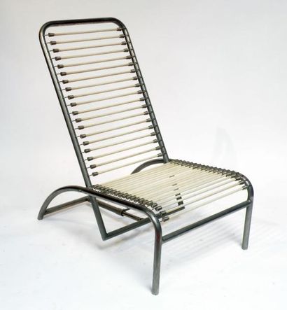 null René HERBST (1891-1982) CHAISE LONGUE en tube d’acier nickelé mat, le dossier...