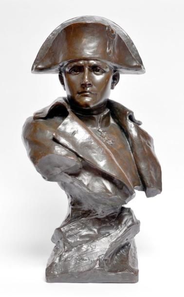 null Henri GODET (1863-1937) Napoléon Ier en buste. Bronze à patine brune signé....