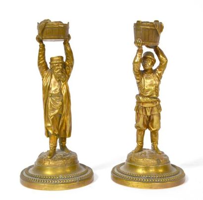 null Originale paire de paire de BOUGEOIRS en bronze doré à décor de juifs d'Europe...