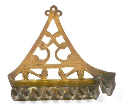 null LAMPE de HANNOUKA en bronze, de forme triangulaire repercée de rinceaux. Travail...