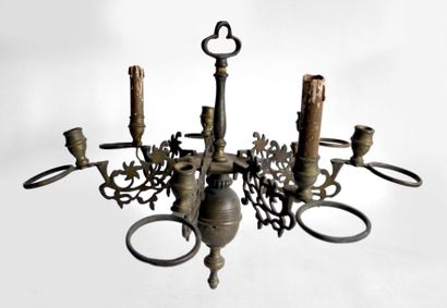 null LAMPE de SYNAGOGUE en bronze à six bras de lumières ajourés de rinceaux, lterminés...