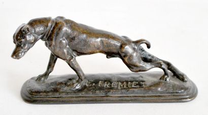null Emmanuel FRÉMIET (1824-1910) Chien s'étirant les pattes. Bronze à patine brune...