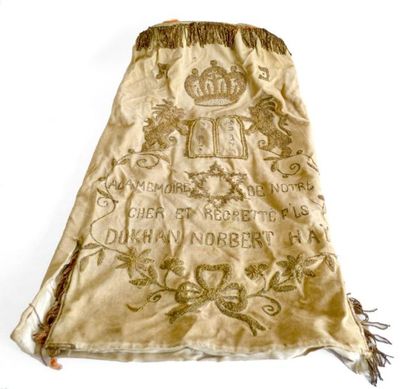 null MANTEAU de SEFER TORAH en velours beige brodé de fils dorés, avec dédicace....