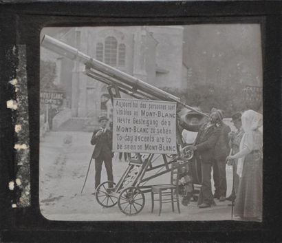 null Lunette d'observation sur roulettes devant l'hôtel "Mont Blanc". Vers 1900....