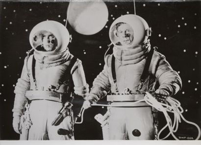 null ESPACE-FUSÉES. Lancement de fusées, astronautes. Années 1950-1970. 75 documents...