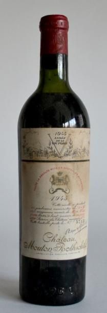 null 1 BLLE CHT MOUTON ROTHSCHILD 1945 (Haut de l'épaule, étiquette en partie ta...