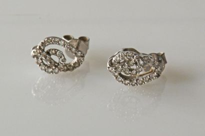 null Paire de CLOUS d'oreilles en or blanc motif feuille, sertis de diamants. Poids...