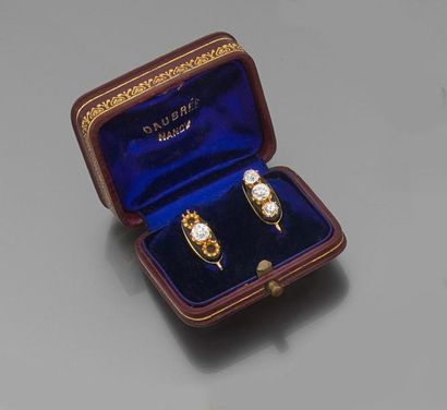 null *Paire de BOUCLES d'OREILLE en or jaune, ornées de plaques d’onyx serties à...