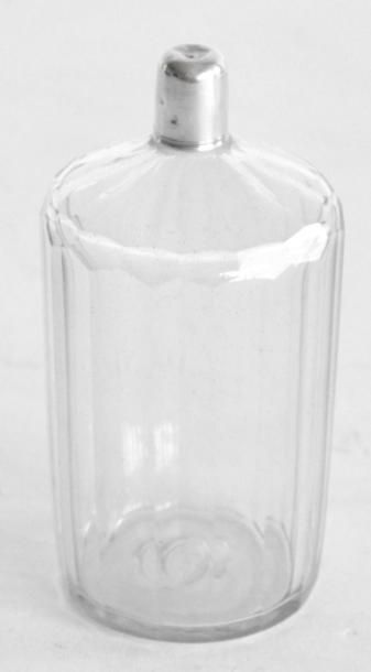 null FLACON DE NECESSAIRE A PARFUM en verre taillé, de forme droite et à pans coupés,...