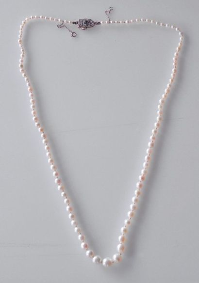 COLLIER composé de 103 perles fines blanc...