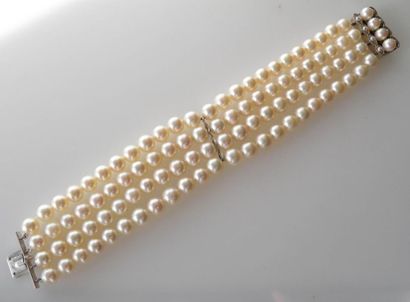 null BRACELET de quatre rangs de perles de culture, fermoir et barrette en or blanc....