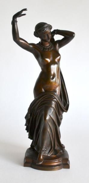 null James PRADIER (1790-1852). Femme drapée dansant. Épreuve en bronze à patine...