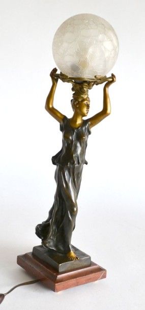 null G. de KERVEGUEN (?-1897). Lampe de table en bronze à deux patines, brune et...