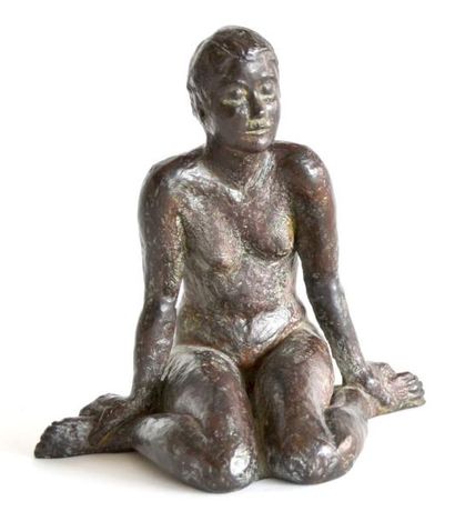 null Ecole française XXe. Femme assise, jambes pliées. Bronze à patine brune nuancée,...