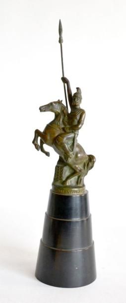 null J. PERRAUD, XXe. Cavalier antique tenant une lance. Bronze à patine verte, signé,...