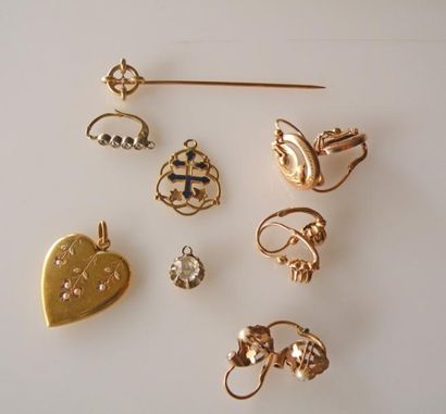 null LOT en or: trois paires de boucles d'oreilles, pendentif coeur et pendentif...