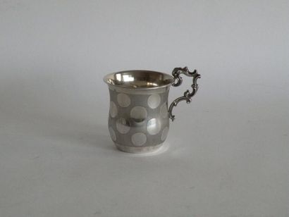 null TASSE en argent, le corps à décor de pastilles sur fond de stries, l'anse mouvementée....