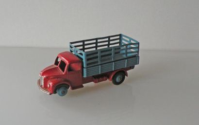 null DINKY TOYS ENGLAND. Camion maraicher "Dodge", bleu et rouge (pneu accidenté,...