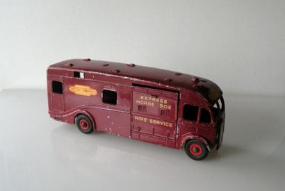 null DINKY TOYS ENGLAND. Camion transporteur de chevaux "Express Horse Box Hire Service"...