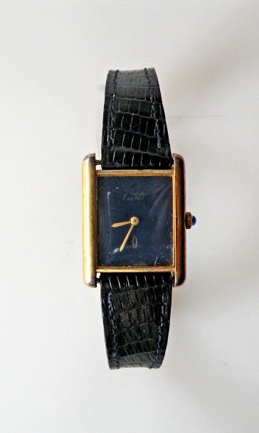 null CARTIER. MONTRE BRACELET en vermeil modèle tank, le cadran muet à fond bleu....