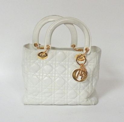 null CHRISTIAN DIOR. Sac porté main en cuir matelassé blanc et métal doré, fermeture...