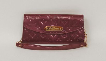 null LOUIS VUITTON. Pochette en cuir vernis monogram prune, chaine en métal doré....