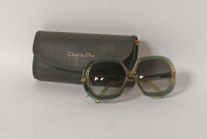 null CHRISTIAN DIOR. Lunettes de soleil en plexi vert à décor de cordage. Avec p...