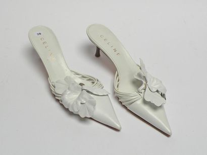 null CELINE. Paire de mules blanches à décor de fleurs. Taille 40.