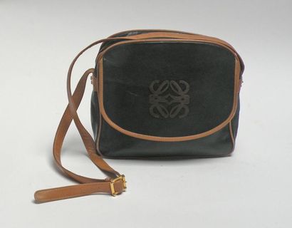 null LOEWE. Sac en box noir et sable, fermeture à rabat frappée du sigle de la maison....