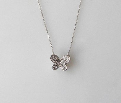 null COLLIER "Papillon", en or gris et pavage de diamants. Poids 2,5 g