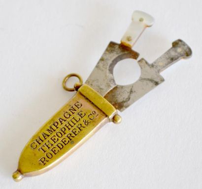 null Original COUPE-CIGARES en pendentif, en forme de glaive romain et nacre et acier...