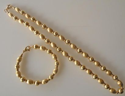 null PARURE en or jaune comprenant un COLLIER et un BRACELET à perles en or uni et...