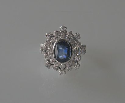 null BAGUE en or blanc ornée d'un saphir ovale facetté rehaussé de soixante diamants...