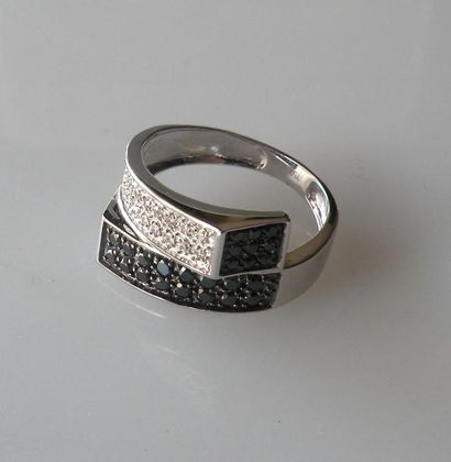 null BAGUE croisée en or gris et Palladium, serti en pavage de diamants blancs et...