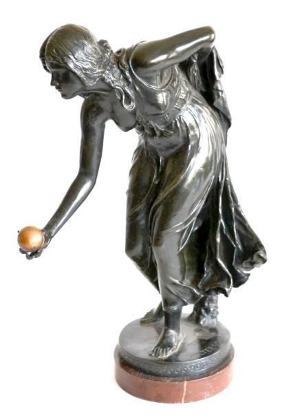 null Walter SCHOTT (1861-1938) Jeune femme grecque jouant à la balle. Bronze à patine...