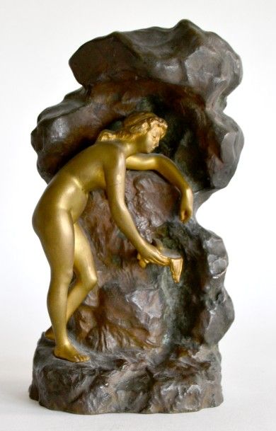 null Ernest WANTE (1872-1960) Femme à la source. Bronze à patine brune et dorée signée....