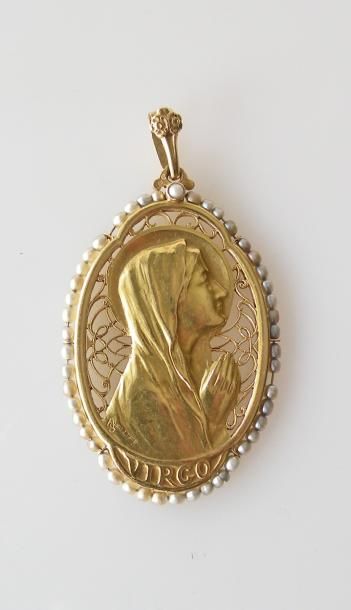 null Belle MEDAILLE en or jaune ajouré, à l'effigie de la Vierge de profil signée...