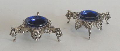 null TETARD. Paire de SALIERES en argent et cristal bleu, en argent, de forme triangulaire,...