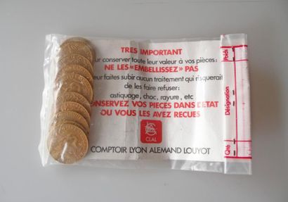 null DOUZE PIECES de 20 francs or Marianne. Dans un sachet du Comptoir Lyon Alem...