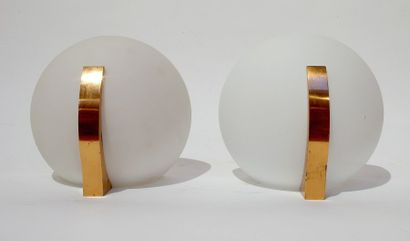Jean PERZEL Paire d'appliques globulaires en verre dépoli blanc, la monture en bronze...